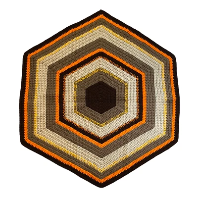 Alfombra hecha a mano con forma hexagonal tostada, marrón, amarilla, naranja, beige de Marsha  Foto 1 de 4