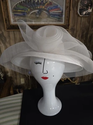 Sombrero de sol de polietileno blanco para damas con red facial y lazo rosa - Bonito sombrero de boda o fiesta Foto 1 de 4