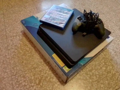 Sony PlayStation 4 Slim 1TB Console - Nera Con Gta 5 e Ride 3 (Ride 3 digitale) - Immagine 1 di 2