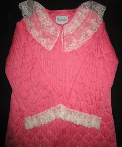 Vtg 60s Quilted Pink Bathrobe Ruffled Lace Collar Travel-lite House Coat Pockets - Picture 1 of 5