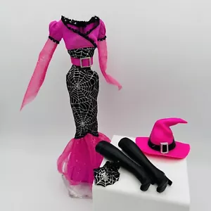 Barbie Puppe rosa Hexe Kostüm Halloween Spinnennetz Hut Stiefel Halskette - Bild 1 von 5