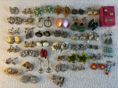 Lote de 40 pares de brincos com clipe nas costas vintage e 2 pares de brincos regulares - Imagem 1 de 4