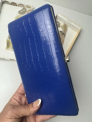 BELA EMBREAGEM INTERIOR DE COURO AZUL PERLINA BOTÃO DE PRESSÃO COURO DOURADO - Imagem 1 de 4