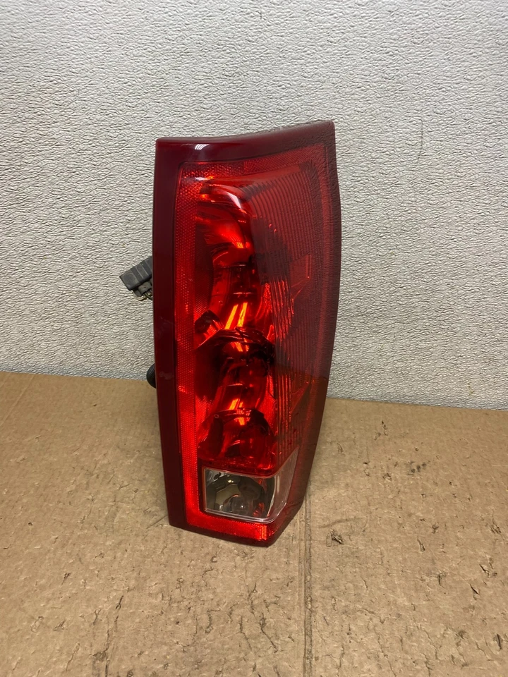 Luz trasera lateral del pasajero derecho Cadillac Escalade EXT 2002 a 2006 OEM V3766 DG Foto 1 de 4