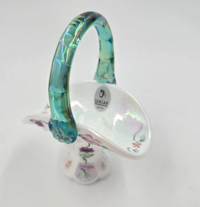 Fenton Miniaturkorb mit grünem Henkel MILCHGLAS irisierend handverziert SIGNIERT - Bild 1 von 8