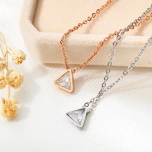 Collar de cadena clavícula de oro rosa 18K con triángulo de acero inoxidable para mujer - Imagen 1 de 9