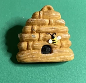 Le BOUTON DM-98 DIANNA MARCUM 1" BEE HIVE YELLOW PLASTIC SHANK NOVELTY BUTTON-D3 - Picture 1 of 2