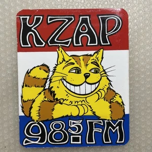 RARO Vintage Original KZAP 98.5 FM Rock Radio Gato Pegatina 1974 Sacramento CA *** - Imagen 1 de 4