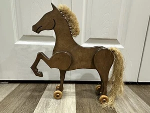 14”x13” handgefertigtes OOAK Pferd auf Rädern Strohmähne/Schwanz EUC - Bild 1 von 6