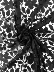 Tela de encaje de tul negro semi-elástica de 52" de ancho con patrón de hoja floral - Imagen 1 de 5