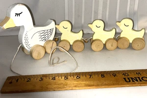 Bloomingville weiße Mutter Ente & 3 gelbe Entenküken Schnur Ziehen Holz Spielzeug Räder - Bild 1 von 14