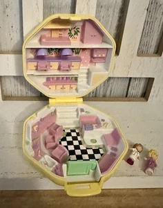 Peluquería Polly Pocket Polly’s Bluebird compacta vintage 1990 con 2 figuras de muñeca - Imagen 1 de 8