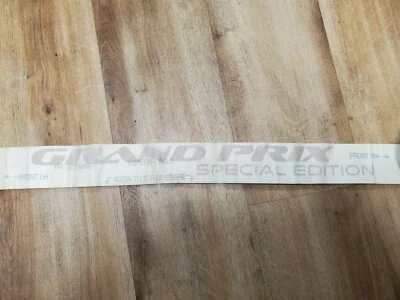 НОВАЯ ИЗ СТАРЫХ ЗАПАСОВ ЗОЛОТАЯ НАКЛЕЙКА GM 10275738 PONTIAC GRAND PRIX СПЕЦИАЛЬНОЕ ИЗДАНИЕ 1995 1996 - Изображение 1 из 4