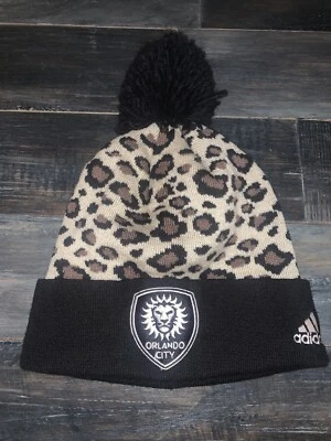 Mujer Adidas Orlando City SC MLS Fútbol Leopardo Negro Invierno Sombrero con Pompón Foto 1 de 4