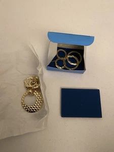 AVON Hammered Circle Necklace & Double Hoop Earrings Gift Set 2009- New In Box - Picture 1 of 4