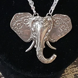 Collana tono argento bigiotteria moda con ciondolo elefante ventaglio Alabama - Foto 1 di 10