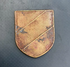 100% original Emblem Abzeichen Tropenhelm Südfront DAK Hersteller K.W.41 4067-6 - Picture 1 of 5