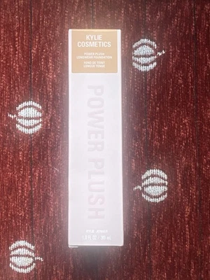 Base de maquillaje Kylie Cosmetics Power Plush Longwear 4N 1 oz/30 ml nueva en caja Foto 1 de 4