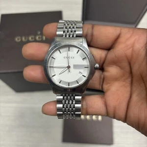 Reloj pulsera de acero inoxidable tono plata atemporal para hombre GUCCI YA126401 fecha G - Imagen 1 de 16