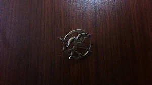 Lapel Pin - Hunger Games Mockingjay Logo - LGF - Picture 1 of 2