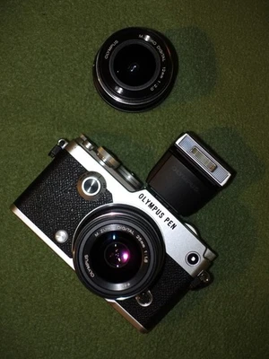 奥林巴斯 Pen-F 数码相机 带 12 毫米和 25 毫米定焦镜头和闪光灯 — 第 1/4 张图片