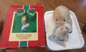 1985 Hallmark Fine Porcelain BETSEY CLARK Baby with Lamb Ornament / Christmas - Bild 1 von 6