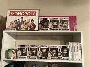 Sammlung, Big Bang Theory Funko Figuren, Monopoly Spiel, T-Shirts, CD’s, & Notizblock - Bild 1 von 7