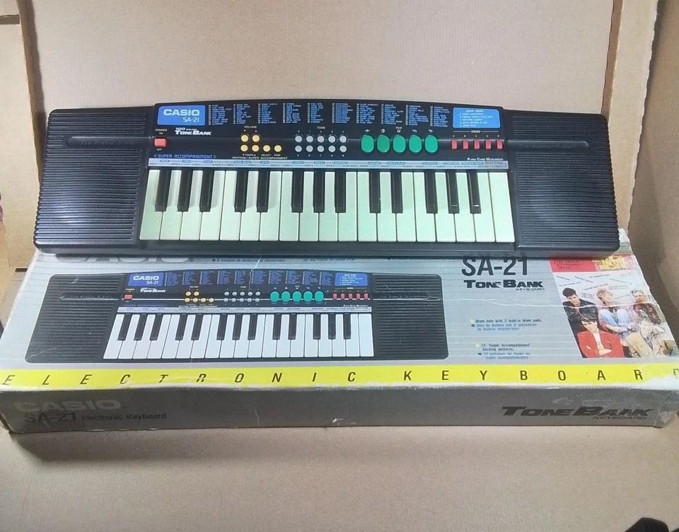 Vintage Casio SA-21 Tone Bank Keyboard Working Piano Electrónico Órgano Musical - Immagine 1 di 4