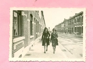 PHOTOGRAPHIE / PHOTO - FEMMES ELEGANTES à MARCINELLE ( BELGIQUE ) 1942 - Foto 1 di 1