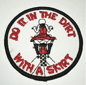 Vintage Do It In The Dirt With A Skirt Motorrad Jacke Patch Neu NOS 1970er - Bild 1 von 3