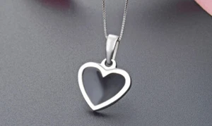 Colgante B22 corazón con centro negro plata de ley 925 - Imagen 1 de 3