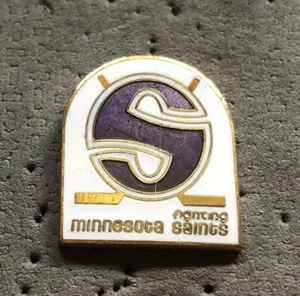 Minnesota Fighting Saints Logo WHA Hockey Pin - Imagen 1 de 1