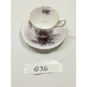 Vintage Royal Albert Tasse und Untertasse Set Lavendel Violett Blumen Goldrand - Bild 1 von 10
