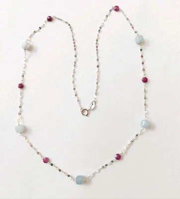 Collana in argento 925 rodiata con acquamarina naturale a cubetto rubini grezzi  - Immagine 1 di 4