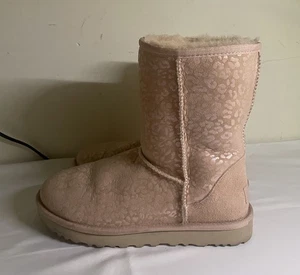 UGG Classic Pink Glitter Leopard Boots – Pink Damengröße 8 - Bild 1 von 8