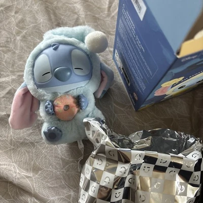 Peluche auténtico MINISO DISNEY Stitch Eat Something Before Sleep Foto 1 de 4