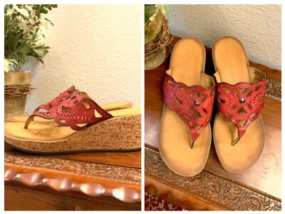 SANDALIAS SIN CORDONES CLARKS MUJER 8.5 ROJAS VEGANAS CUERO RECORTE DORADO MANCHA CORCHO CUÑA Foto 1 de 4