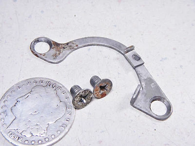 75 SUZUKI TS100 HONCHO TRANSMISIÓN RODAMIENTO PLACA DE RETENCIÓN Y TORNILLOS DE MONTAJE Foto 1 de 4