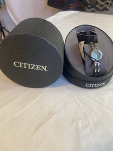 Damen Citizen Eco Drive Round Face Silhouette Armreif Uhr EW9990-54E - Neu mit Etikett - selten - Bild 1 von 10
