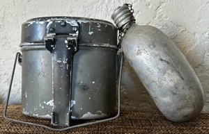 Kit Mess Sovietico Vintage e Borraccia 1954 - Set Ingranaggi da Campo in Alluminio - Post WW2 - Foto 1 di 24