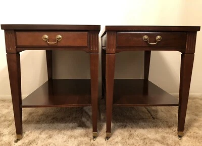 Mesas auxiliares de caoba estilo federal MERSMAN de mediados de siglo (años 60) con ruedas de latón Foto 1 de 4