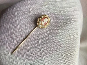 Vintage cameo hat pin gold tone with peach back for cameo missing “backing” - Picture 1 of 3