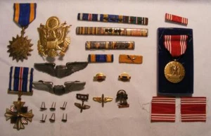GROUP Military Air Force Medals, Pins, Flying Cross, Etc. Inc Sterling Silver - Foto 1 di 12