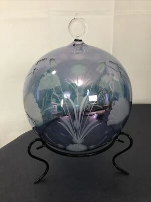 Antigo suporte gravado à mão bola de vidro transparente redonda azul iridescente soprado à mão 11" - Imagem 1 de 4