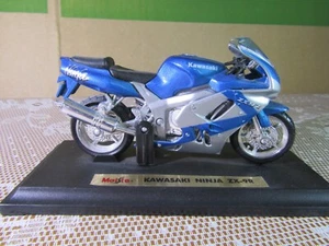 384Z Maisto Special Edition 39306 Kawasaki Ninja ZX-9R 1995 Blue 1:18 + Base - Picture 1 of 11