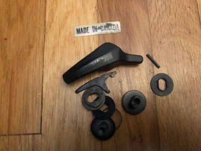 Manija de ventana de ventilación izquierda Ford Escort 1982-1987 LH E2FZ-5822917-A Foto 1 de 2