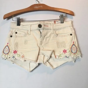 Mudd Cream Crochet Floral Mandala Indie Rare NWOT Shorts Sz 3 - Picture 1 of 3