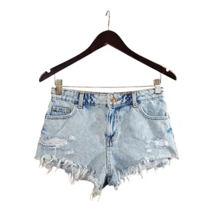 Pantaloncini Zara Distressed High Rise Rigidi Denim Cutoff Festival Estate Donna 2 - Foto 1 di 6
