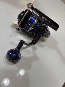 Daiwa Saltiga 15 4000H Spinning Reel PE3 Line Light Shore Jigging Used - Imagen 1 de 6