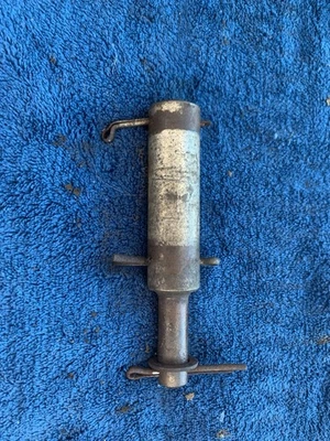 Pin auxiliar de asistencia de elevación John Deere 210 212 214 216 #65 Foto 1 de 4